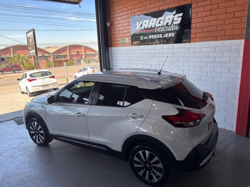 NISSAN - KICKS - 2016/2017 - Branca - R$ 82.000,00