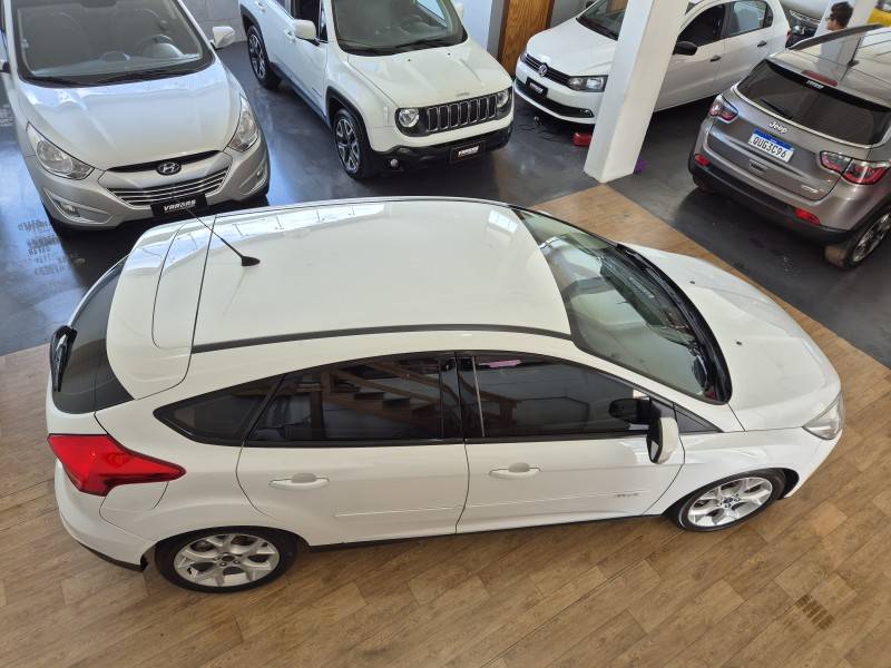 FORD - FOCUS - 2015/2016 - Branca - R$ 60.000,00