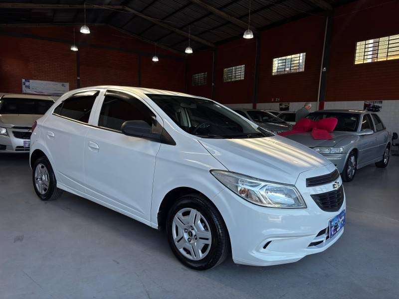 CHEVROLET - ONIX - 2016/2017 - Branca - R$ 46.000,00