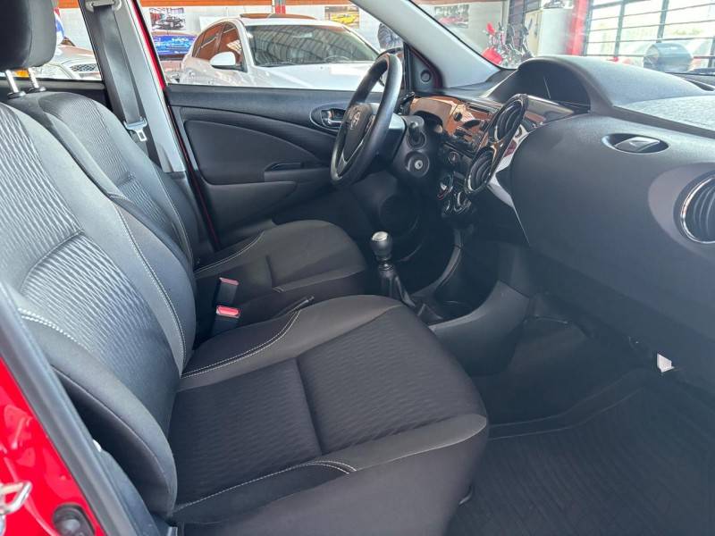 TOYOTA - ETIOS - 2018/2019 - Vermelha - R$ 61.000,00