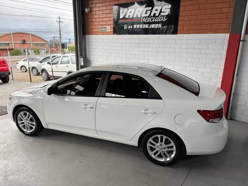 KIA MOTORS - CERATO - 2010/2011 - Branca - R$ 44.000,00
