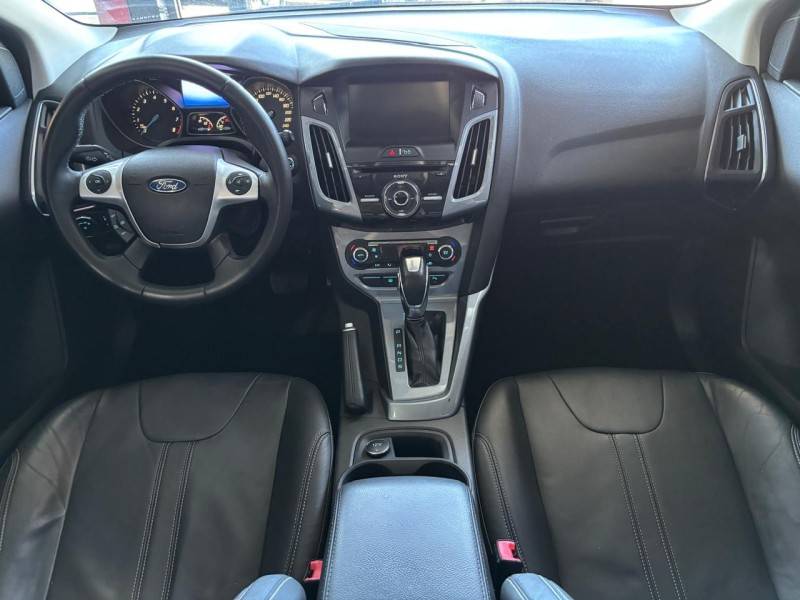 FORD - FOCUS - 2013/2014 - Vermelha - R$ 65.000,00
