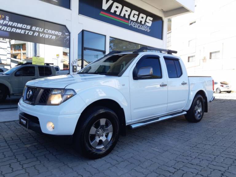 NISSAN - FRONTIER - 2011/2012 - Branca - R$ 82.000,00