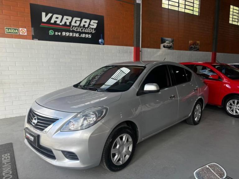 NISSAN - VERSA - 2012/2013 - Prata - R$ 39.000,00