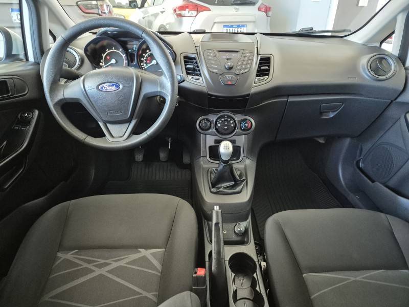 FORD - FIESTA - 2013/2014 - Branca - R$ 42.000,00