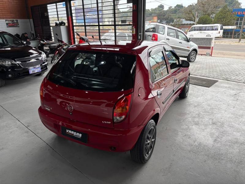 CHEVROLET - CELTA - 2003/2004 - Vermelha - R$ 18.000,00