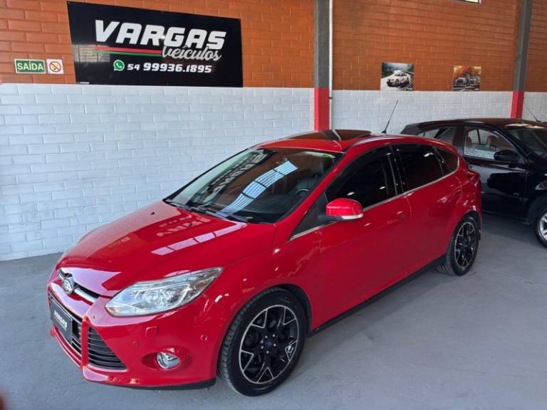 FORD - FOCUS - 2013/2014 - Vermelha - R$ 65.000,00