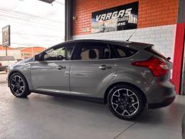FORD - FOCUS - 2014/2015 - Cinza - R$ 57.000,00