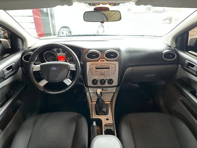 FORD - FOCUS - 2011/2012 - Prata - R$ 42.000,00