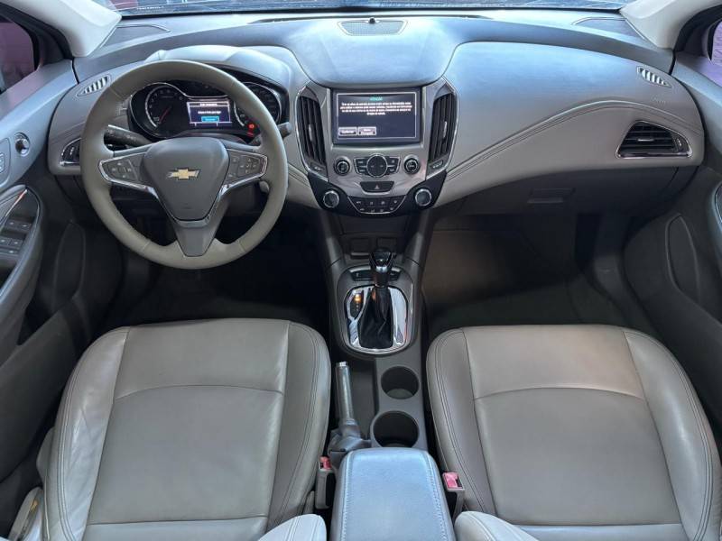 CHEVROLET - CRUZE - 2017/2018 - Branca - R$ 95.000,00