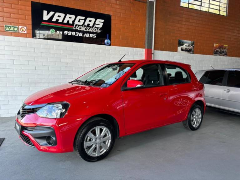 TOYOTA - ETIOS - 2018/2019 - Vermelha - R$ 61.000,00