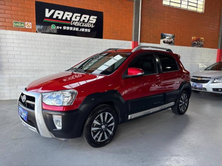 TOYOTA - ETIOS CROSS - 2015/2016 - Vermelha - R$ 54.000,00