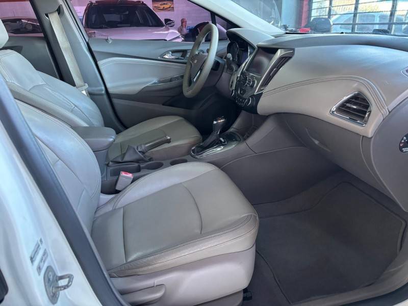 CHEVROLET - CRUZE - 2017/2018 - Branca - R$ 95.000,00