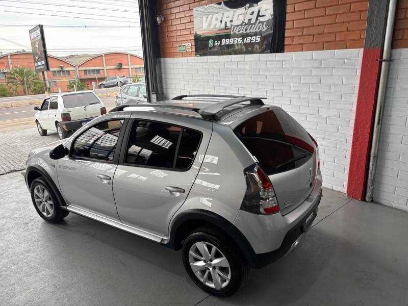 RENAULT - SANDERO - 2013/2014 - Prata - R$ 40.000,00
