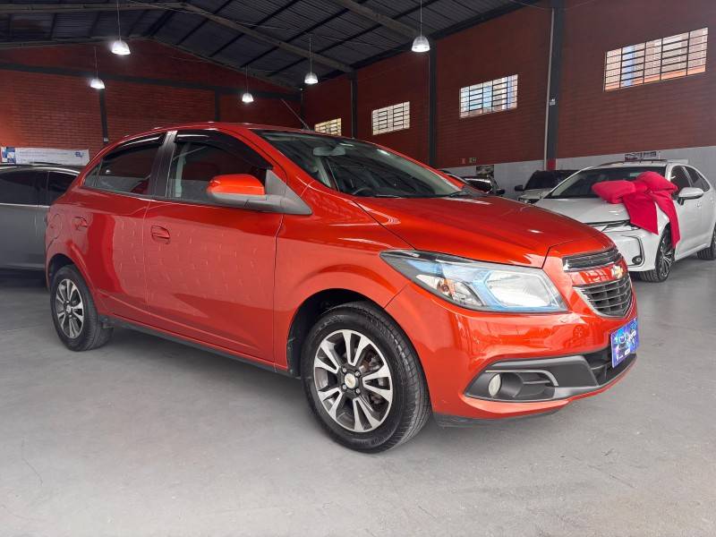 CHEVROLET - ONIX - 2013/2013 - Laranja - R$ 46.000,00
