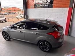 FORD - FOCUS - 2014/2015 - Cinza - R$ 57.000,00