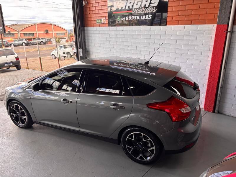 FORD - FOCUS - 2014/2015 - Cinza - R$ 57.000,00