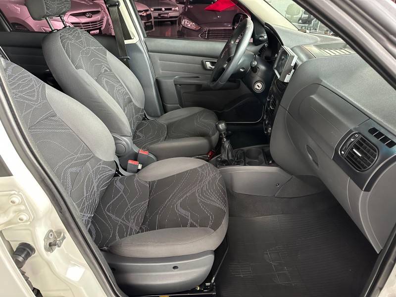 FIAT - SIENA - 2014/2015 - Branca - R$ 37.000,00