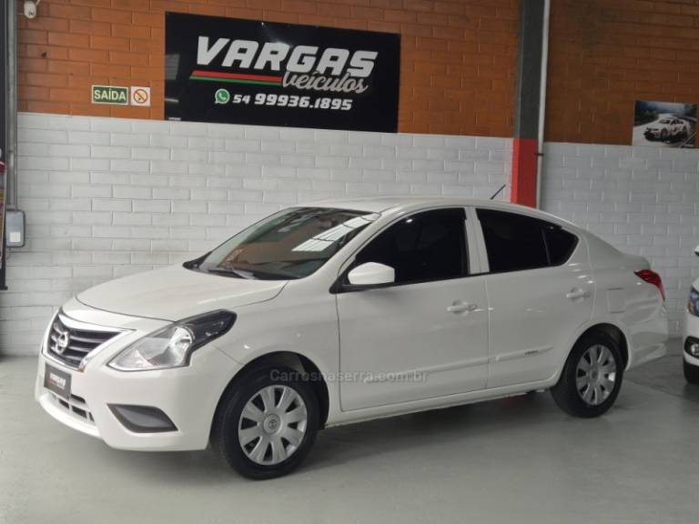 NISSAN - VERSA - 2015/2016 - Branca - R$ 44.000,00