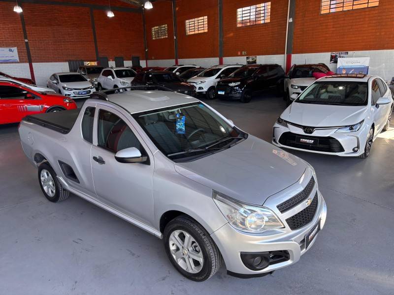 CHEVROLET - MONTANA - 2017/2018 - Prata - R$ 50.000,00