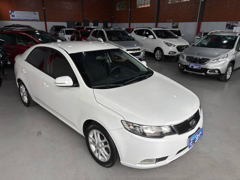 KIA MOTORS - CERATO - 2010/2011 - Branca - R$ 44.000,00