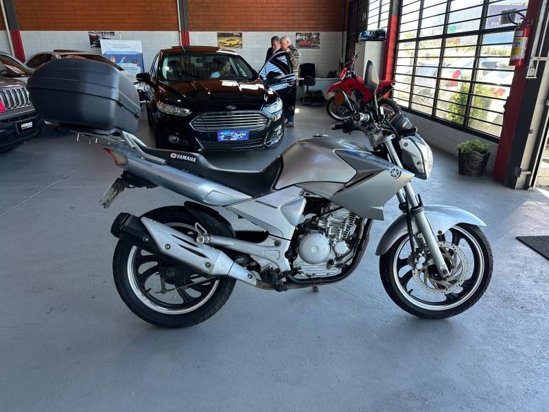 YAMAHA - FAZER - 2009/2010 - Prata - R$ 12.500,00