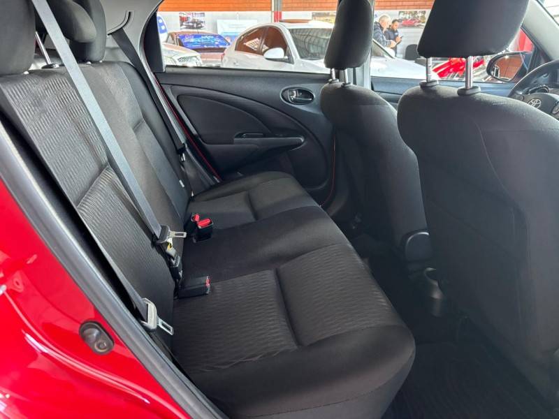 TOYOTA - ETIOS - 2018/2019 - Vermelha - R$ 61.000,00