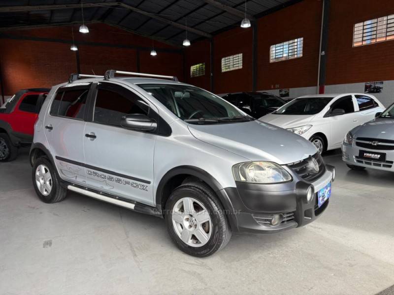 VOLKSWAGEN - CROSSFOX - 2008/2009 - Prata - R$ 37.000,00