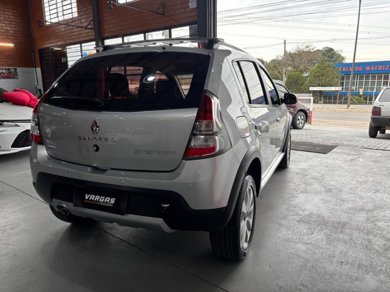 RENAULT - SANDERO - 2013/2014 - Prata - R$ 40.000,00
