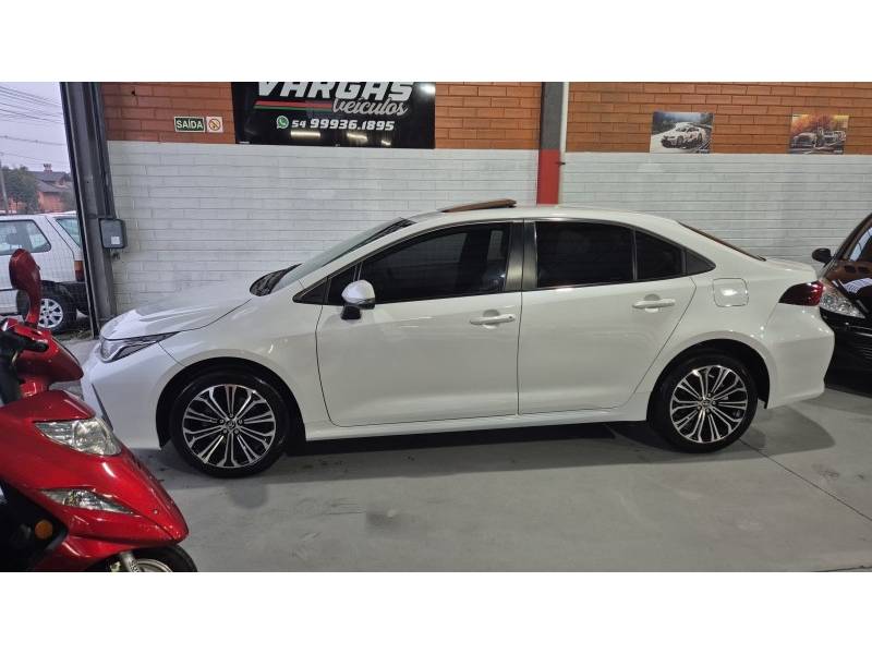 TOYOTA - COROLLA - 2021/2022 - Branca - R$ 145.000,00