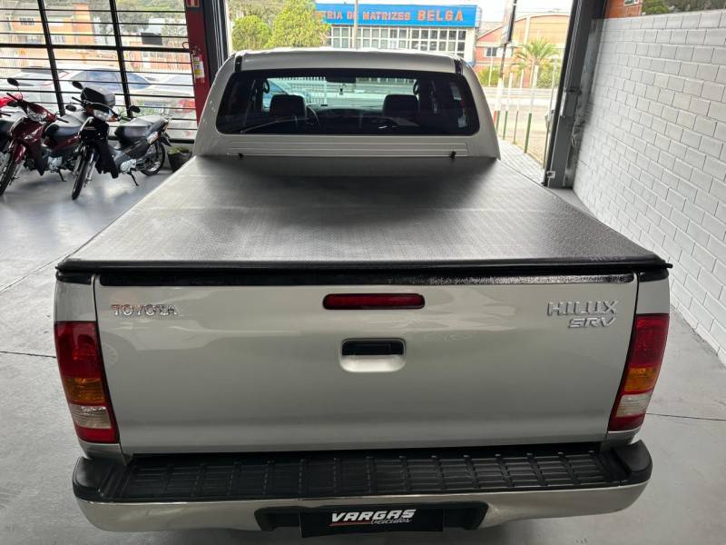 TOYOTA - HILUX - 2005/2006 - Prata - R$ 115.000,00