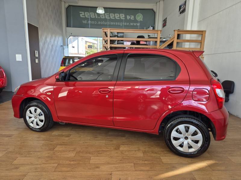 TOYOTA - ETIOS - 2017/2018 - Vermelha - R$ 58.000,00