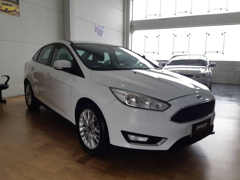 FORD - FOCUS - 2015/2016 - Branca - R$ 55.000,00