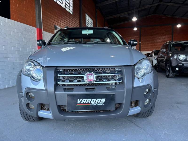 FIAT - STRADA - 2010/2011 - Prata - R$ 58.000,00