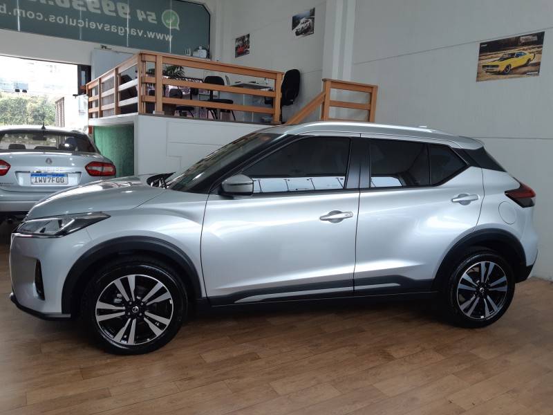 NISSAN - KICKS - 2021/2022 - Prata - R$ 108.000,00