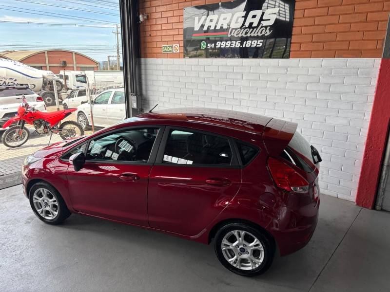 FORD - FIESTA - 2016/2017 - Vermelha - R$ 54.000,00