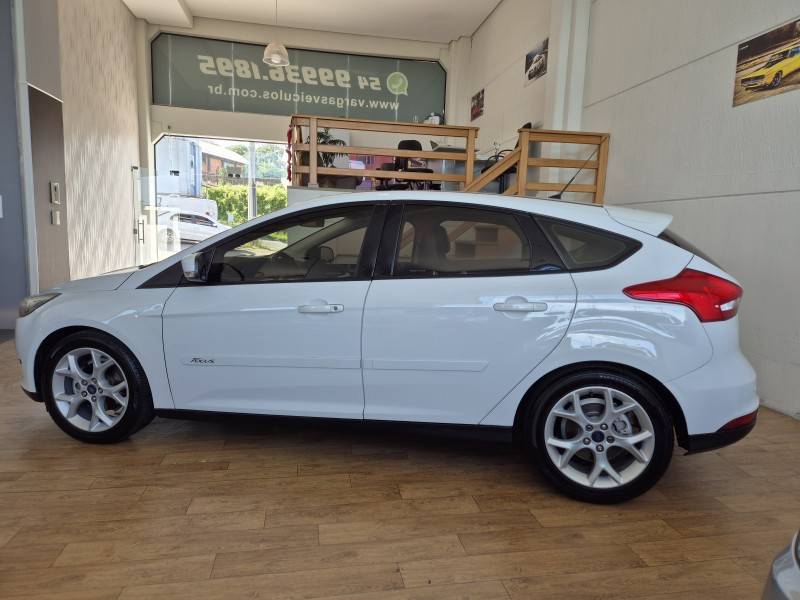 FORD - FOCUS - 2015/2016 - Branca - R$ 60.000,00