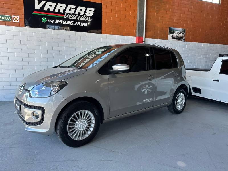 VOLKSWAGEN - UP - 2015/2016 - Bege - R$ 44.900,00