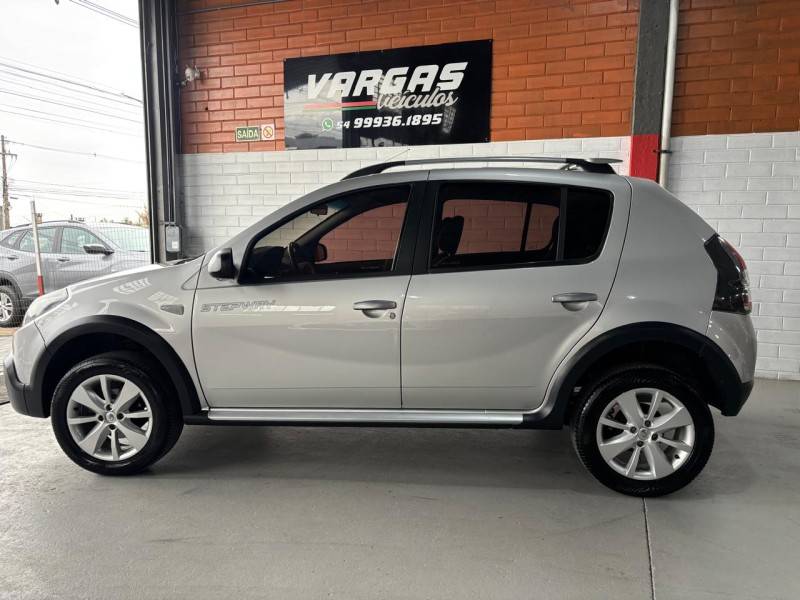 RENAULT - SANDERO - 2013/2014 - Prata - R$ 40.000,00