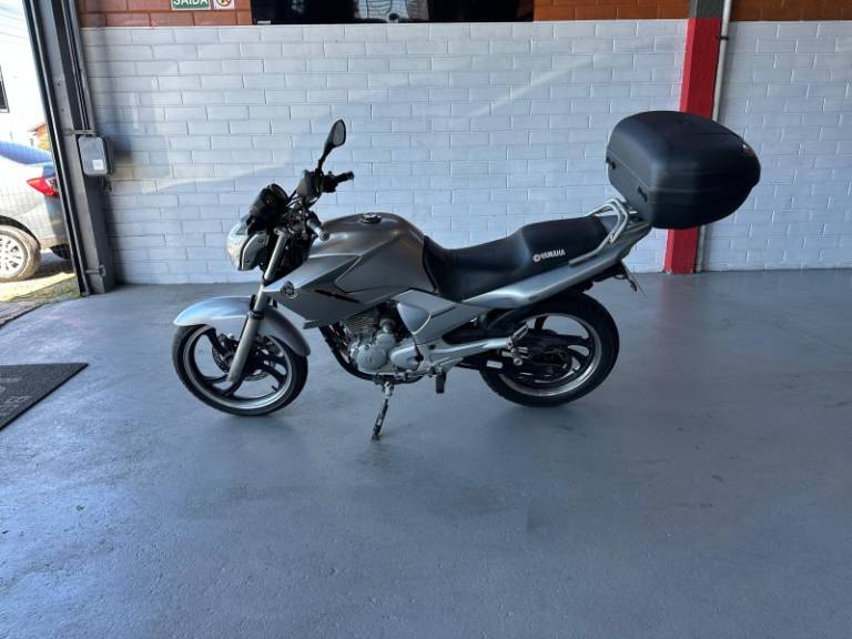 YAMAHA - FAZER - 2009/2010 - Prata - R$ 12.500,00