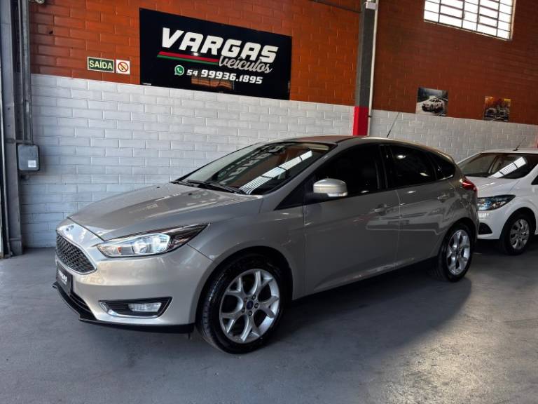 FORD - FOCUS - 2016/2017 - Prata - R$ 69.000,00
