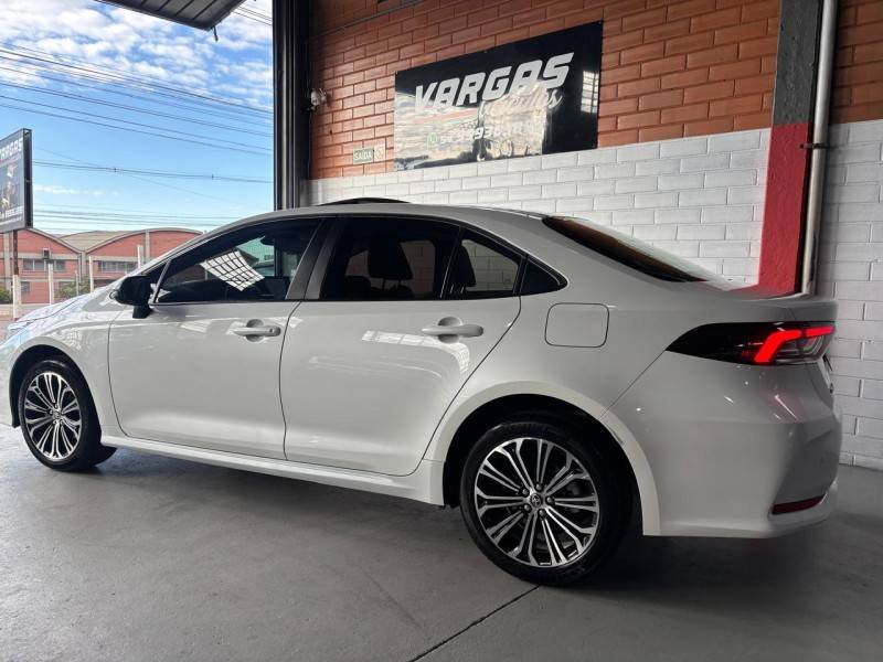 TOYOTA - COROLLA - 2021/2022 - Branca - R$ 145.000,00