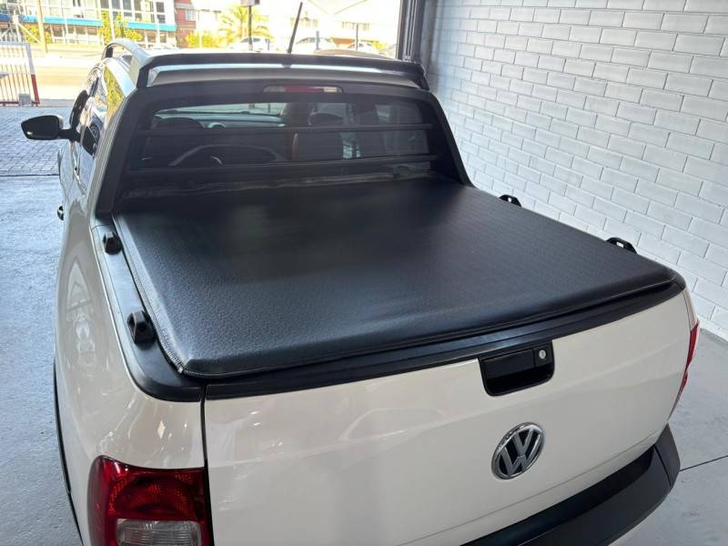 VOLKSWAGEN - SAVEIRO - 2015/2015 - Branca - R$ 60.000,00