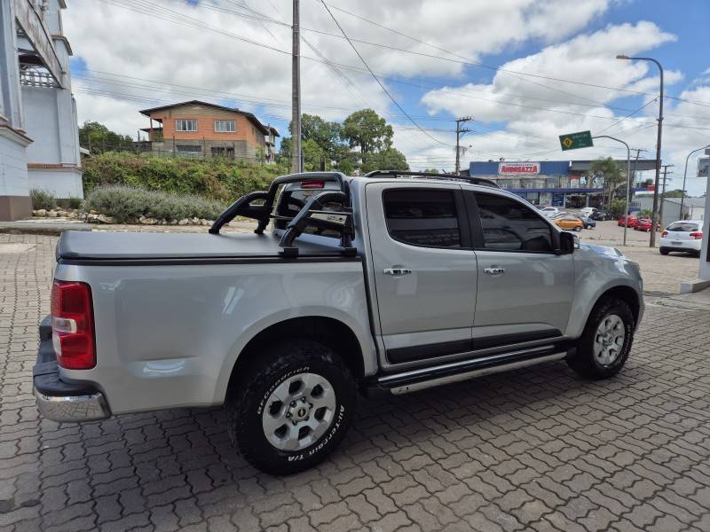 CHEVROLET - S10 - 2014/2014 - Prata - R$ 96.000,00