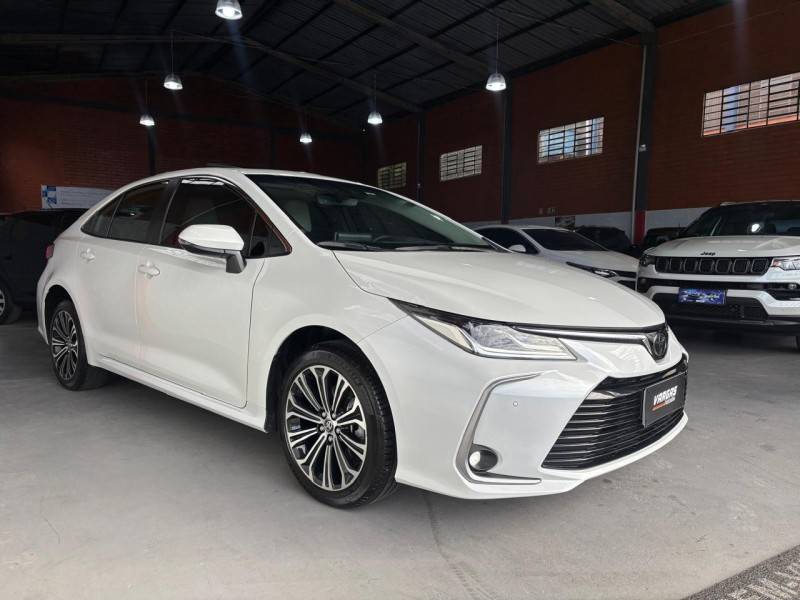 TOYOTA - COROLLA - 2021/2022 - Branca - R$ 145.000,00
