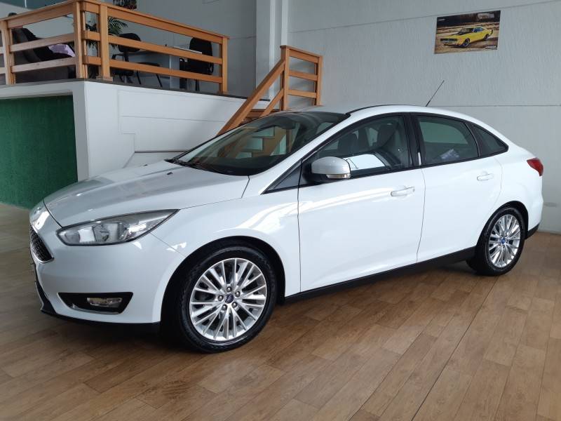 FORD - FOCUS - 2015/2016 - Branca - R$ 55.000,00