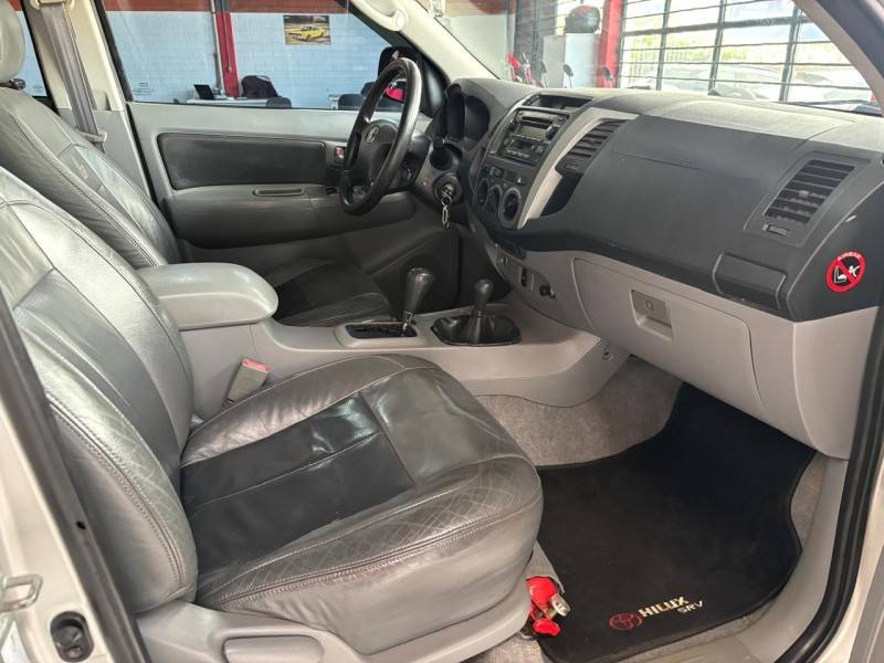 TOYOTA - HILUX - 2005/2006 - Prata - R$ 115.000,00