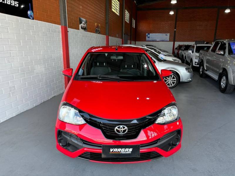 TOYOTA - ETIOS - 2018/2019 - Vermelha - R$ 61.000,00