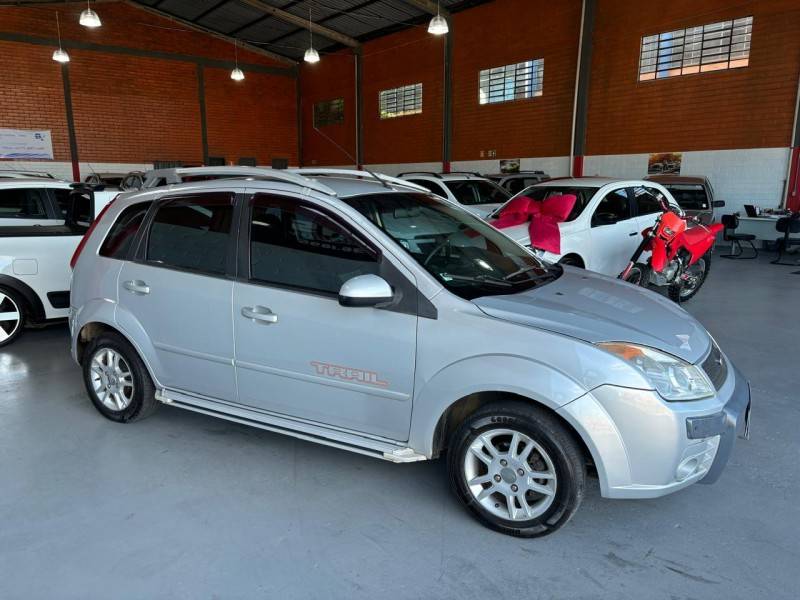 FORD - FIESTA - 2008/2009 - Prata - R$ 29.900,00