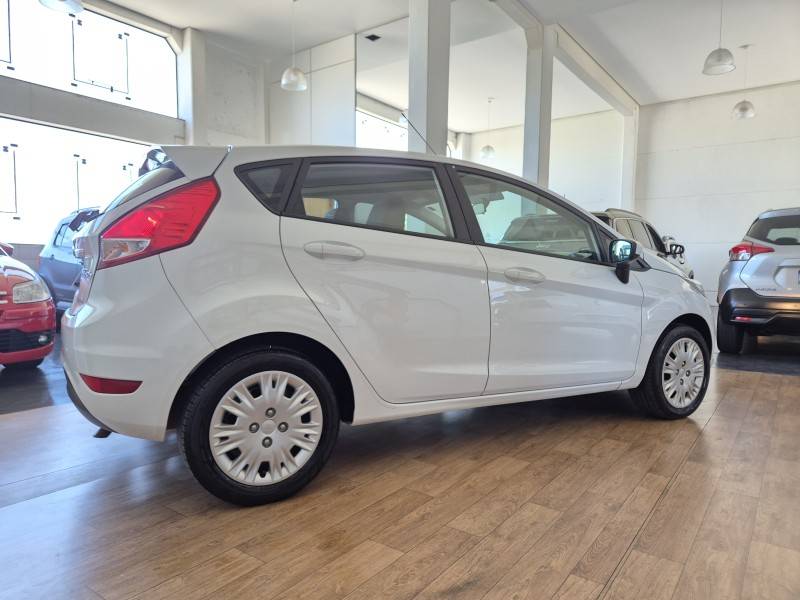 FORD - FIESTA - 2013/2014 - Branca - R$ 42.000,00